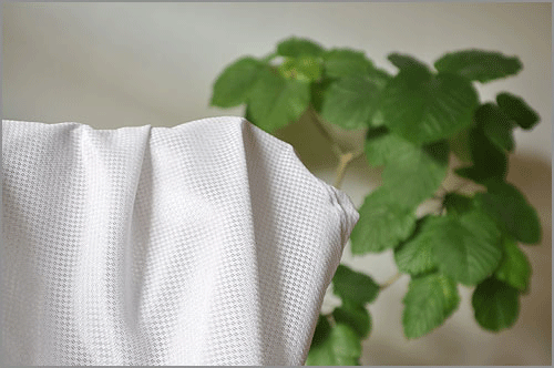 洗濯後の白いカーテン